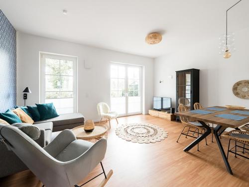 a living room with a couch and a table at Ferienwohnung am See "Elodie" in Bad Zwischenahn