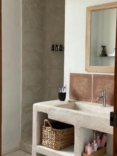 une salle de bain avec un lavabo et un miroir dans l'établissement Charmante Maison avec terrasse , Clim , Wifi, à Saint-Rémy-de-Provence