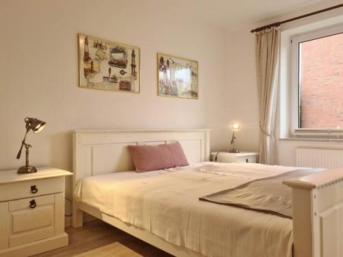 une chambre avec un lit blanc et une fenêtre dans l'établissement Ferienwohnung "BurgKajüte", à Burg