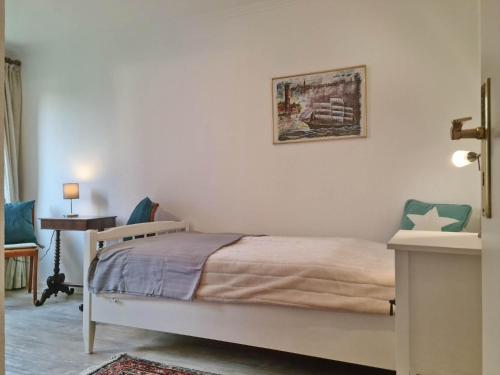 une chambre avec un lit, une table et une chaise dans l'établissement Ferienwohnung "BurgKajüte", à Burg