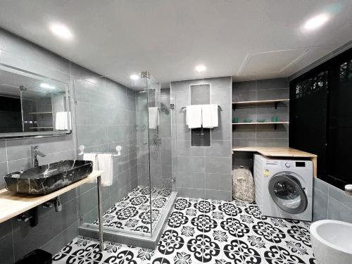 Köök või kööginurk majutusasutuses The Sands 3 Bedrooms Beachside Apartment in Naiharn