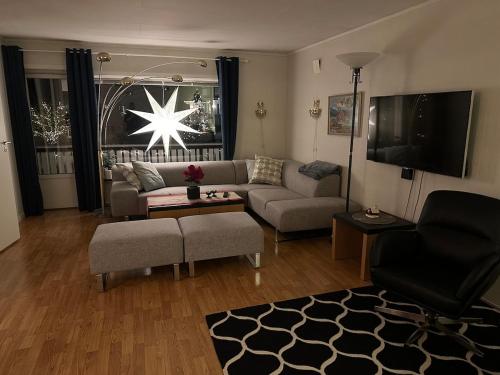 ein Wohnzimmer mit Sofa und Fernseher in der Unterkunft Large apartment with great views in Senja