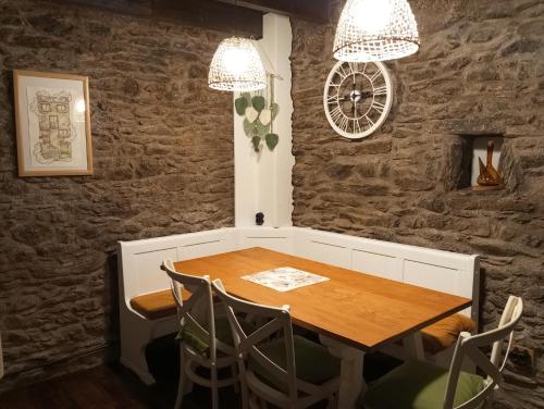 a dining room with a wooden table and chairs at El Petit Paradís in Bellestar