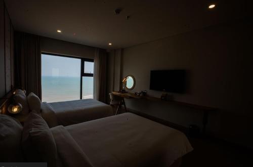 Una cama o camas en una habitación de Seabird Hotel Thien Cam
