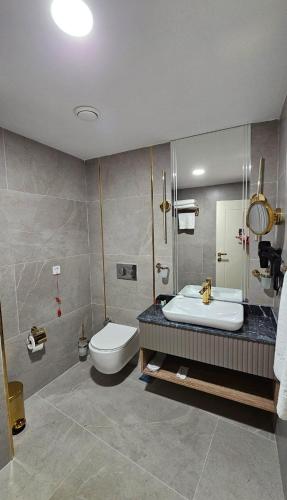 a bathroom with a tub and a sink and a toilet at Roccia DownTown Otel in Van