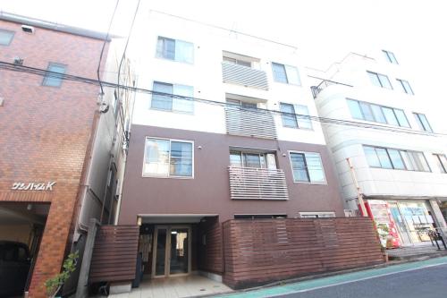 un edificio en una calle frente a un edificio en LUANA in BELUBEE, en Tokio