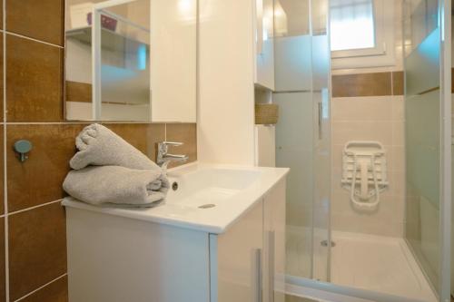 グレウー・レ・バンにあるStudio Coté Jardinの白い洗面台とシャワー付きのバスルーム