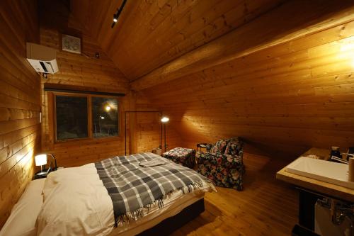 Postel nebo postele na pokoji v ubytování 10 stories hotel oze 尾瀬十帖