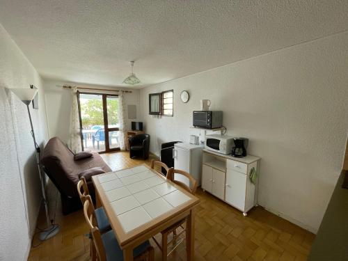 un petit salon avec une table et un canapé dans l'établissement Réf 434 Seignosse océan, appartement classé 2 étoiles, accès direct à l'océan et place de parking privée, 4 personnes, à Seignosse