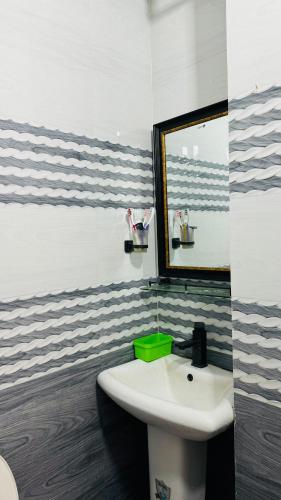 a bathroom with a white sink and a mirror at Transit stay seeduwa in Mukalangamuwa