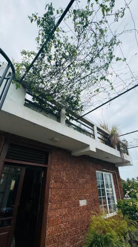 a building with a balcony on top of it at Transit stay seeduwa in Mukalangamuwa