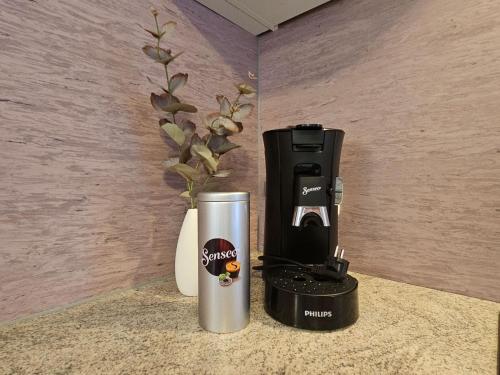 a coffee machine sitting next to a coffee maker at Apartments am Storchenturm im Hellgrevenhof in Eisenach