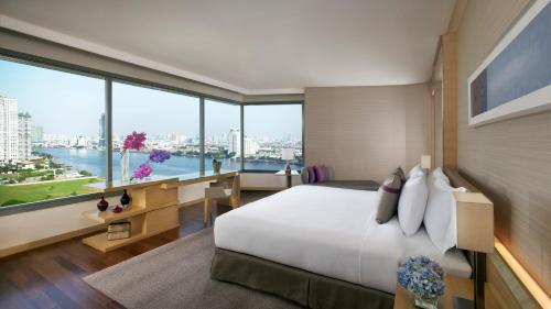 Postel nebo postele na pokoji v ubytování Avani Plus Riverside Bangkok Hotel