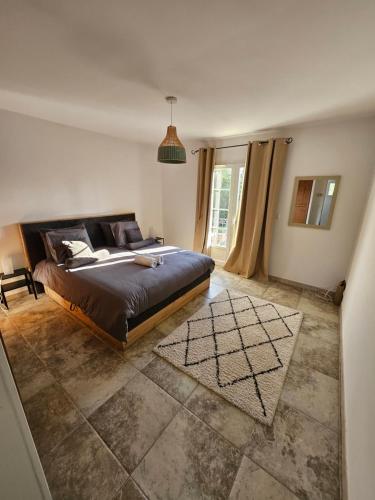 une chambre avec un grand lit et une fenêtre dans l'établissement Bastide Familiale, à Aix-en-Provence