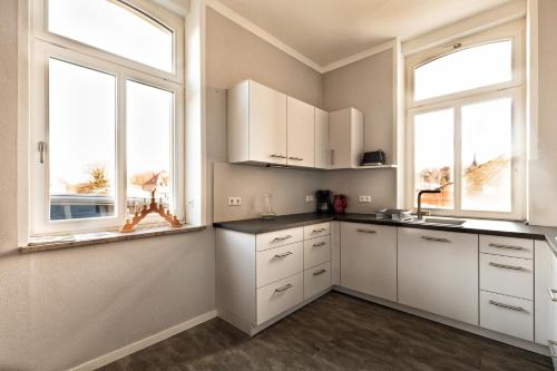 Kuchyň nebo kuchyňský kout v ubytování FeWo Droyßig Villa Edelgard