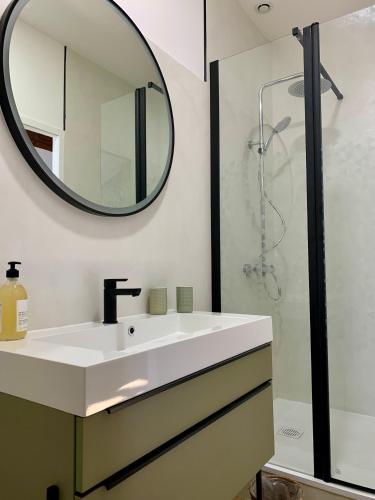 a bathroom with a sink and a mirror at Le Poutic gîte et maison d'hôtes in Créon-dʼArmagnac