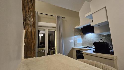 - une petite cuisine avec une table et un comptoir dans l'établissement La Suite Orme, à Montgé