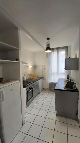 une cuisine avec une cuisinière et un comptoir dans l'établissement Le provencal, à Puy-Guillaume