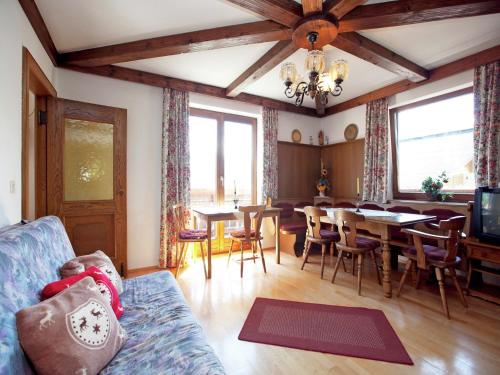 salon z kanapą i jadalnią w obiekcie Apartment in Sankt Johann im Pongau near Ski Area w mieście Wagrain