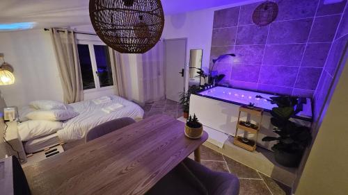 - une chambre violette avec baignoire dans l'établissement La Suite Tilleul, à Montgé