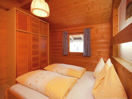 Alluring Apartment with Swimming Pool in Waidring Tyrolにあるベッド