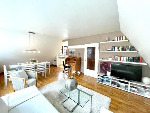a living room with a couch and a dining room at Fischerhuus in Eckernförde