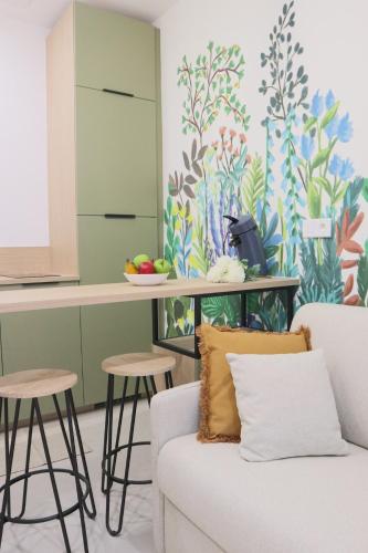 un salon avec un canapé et une cuisine dans l'établissement Jardin enchanté, city center, à Mulhouse