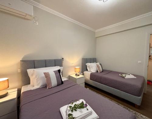 1 dormitorio con 2 camas con sábanas moradas en Amy Apartments, en Kassiopi