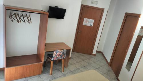 a room with a desk and a table and a door at Affitta Camere "Le Quercigliole" in Ripalimosani