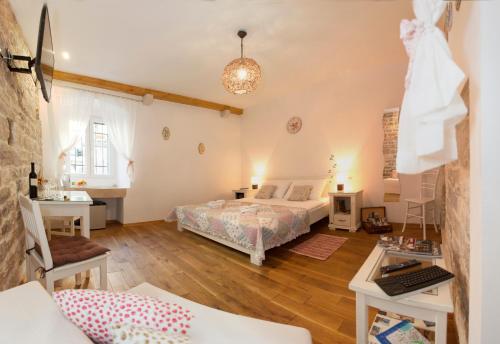 een slaapkamer met een bed en een bureau bij Luxury Room Kokola in Split