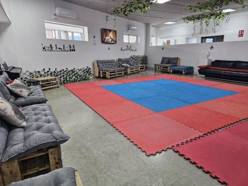 a living room with a large rug on the floor at Hostal Kaizen in La Nucía