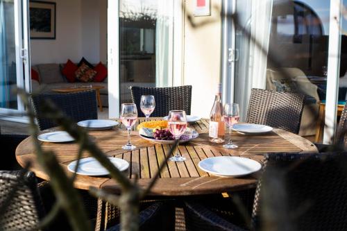 Praa SandsThe Cove的一张带酒杯和一盘食物的木桌