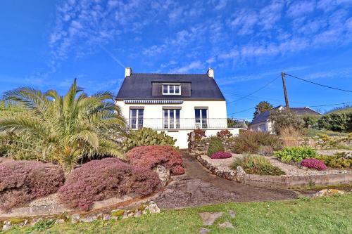 una casa bianca con il tetto nero di 730-Maison de vacances vue mer panoramique a 300m a Plouhinec
