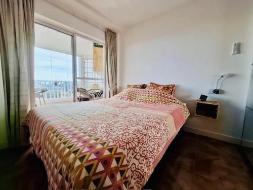 sypialnia z łóżkiem i dużym oknem w obiekcie Casas 349h Amerador playa El Campello w mieście El Campello