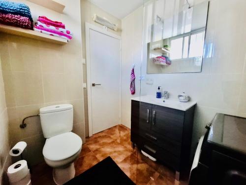 łazienka z białą toaletą i umywalką w obiekcie Casas 349h Amerador playa El Campello w mieście El Campello