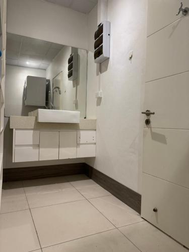 bagno bianco con lavandino e specchio di Island Payless a Nadi
