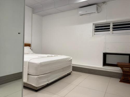 Camera bianca con letto e camino di Island Payless a Nadi
