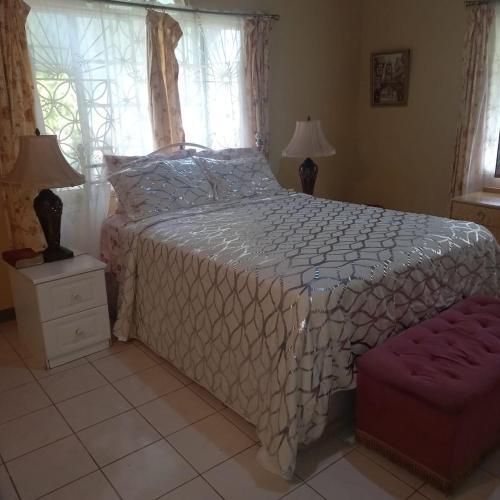 Una cama o camas en una habitación de Tranquil Haven