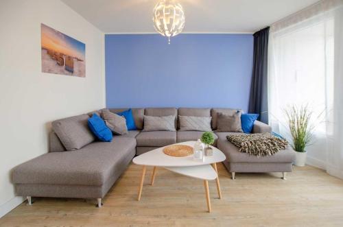 un soggiorno con un divano e un tavolo di FeWo Heimathafen a Kellenhusen