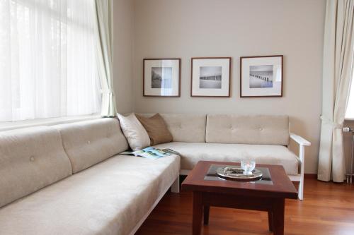 a living room with a couch and a coffee table at Haus am Park Wohnung Nr6 in Spiekeroog