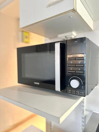 d'un four micro-ondes sur une étagère dans la cuisine. dans l'établissement Chic Apt in Central Paris Ecouffes in Marais, à Paris