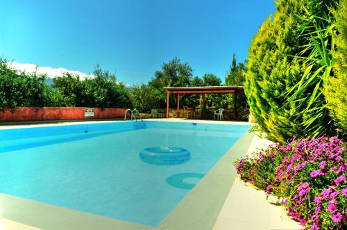Piscina en o cerca de Anemole Traditional Cretan Villa