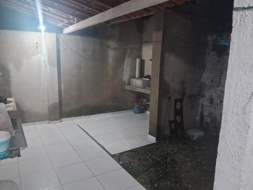 a room with a wall and a tile floor at Kasa Morro Branco in Beberibe