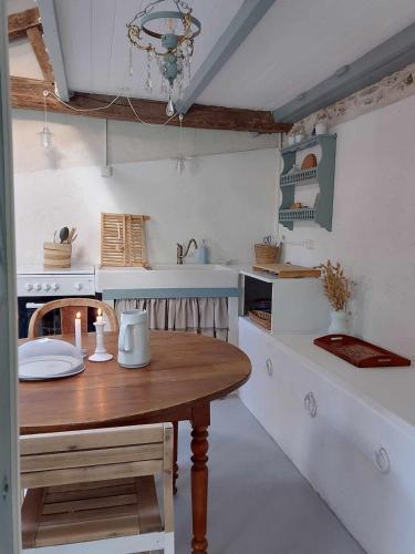 - une cuisine avec une table en bois dans une chambre dans l'établissement Mini loft, Sainte Hermine, à La Chapelle-Thémer