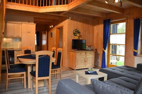 Kuchyň nebo kuchyňský kout v ubytování Ferienhaus Nr 6A2, Feriendorf Hagbügerl, Bayr Wald