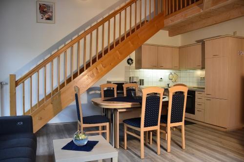 Kuchyň nebo kuchyňský kout v ubytování Ferienhaus Nr 6A2, Feriendorf Hagbügerl, Bayr Wald