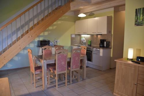 Kuchyň nebo kuchyňský kout v ubytování Ferienhaus Nr 16A3, Feriendorf Hagbügerl, Bayr Wald