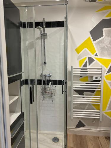 La salle de bains est pourvue d'une douche en verre et d'une chaise. dans l'établissement Studio avec cour, à Briare