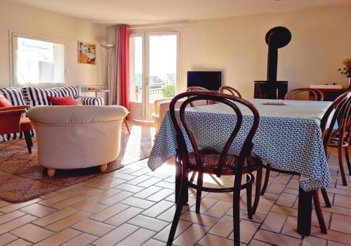 un salon avec une table et une chaise dans l'établissement Ty-Bod Les Gîtes de la Côte d'Amour, à Batz-sur-Mer