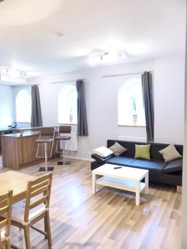 a living room with a couch and a table at Ferienwohnung Sonnenstrahl in Walsrode
